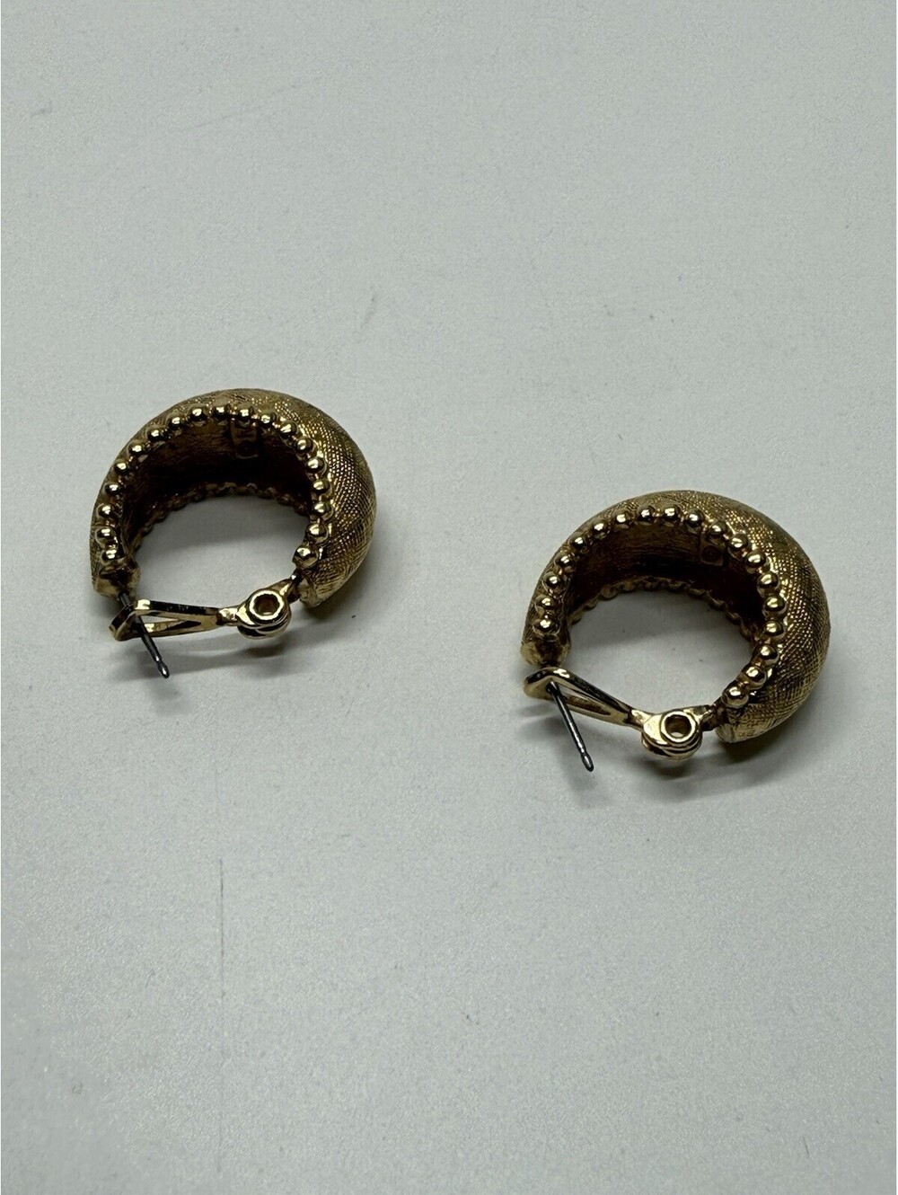 VTG SIGNED MONET DES PATENT TEXTURED GOLD TONE CHUNKY HOOP PIERCED EARRINGS